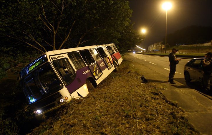 [11_MHG_RIO_ONIBUS_TOMBA.jpg]