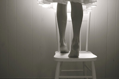 http://4.bp.blogspot.com/_7uTwNhfEKUQ/SkHIo7Xxq8I/AAAAAAAAGAs/GuyAw-_iJGY/s400/just+a+girl+white.jpg
