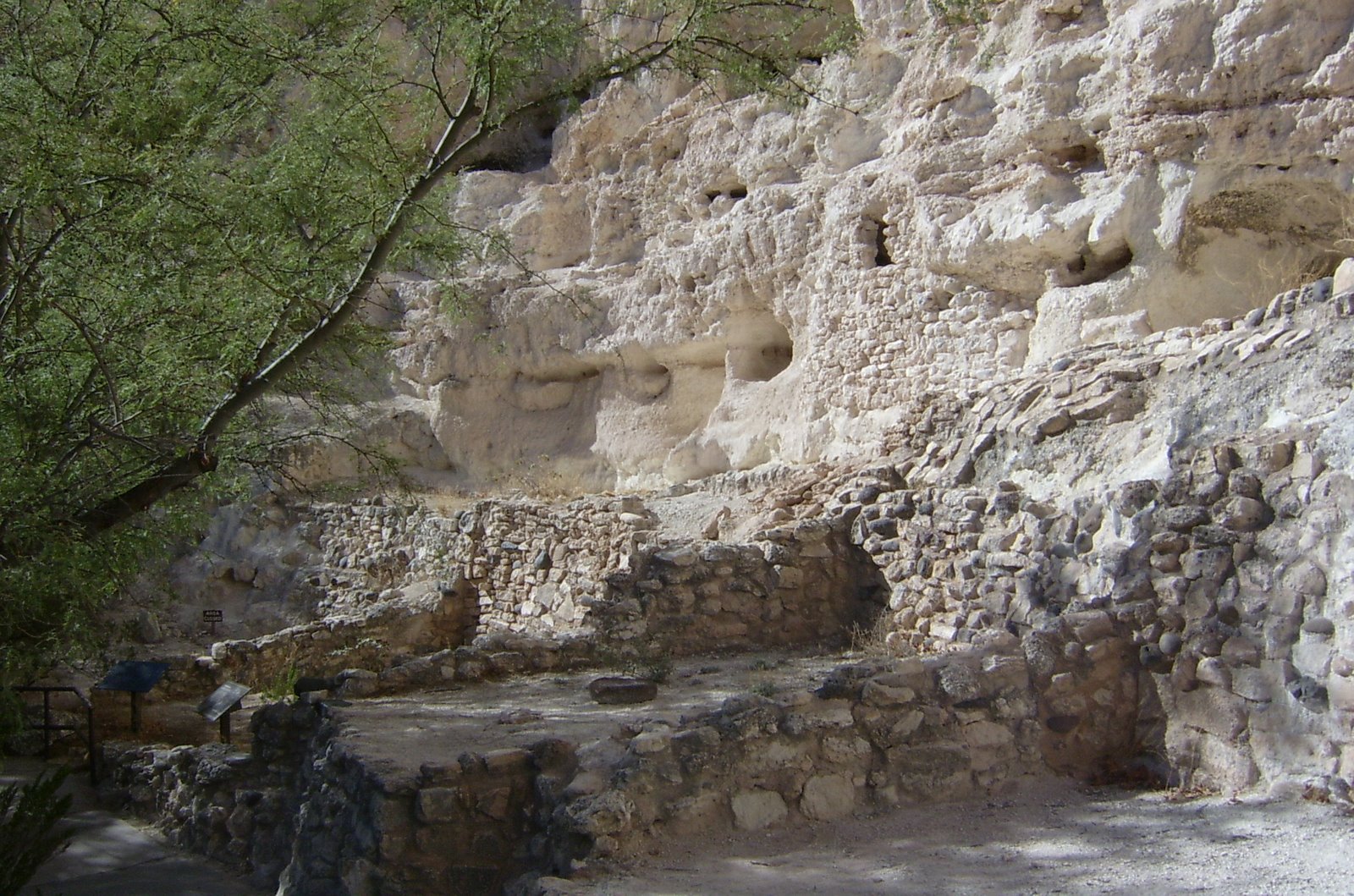 [montezuma+castle+04.JPG]
