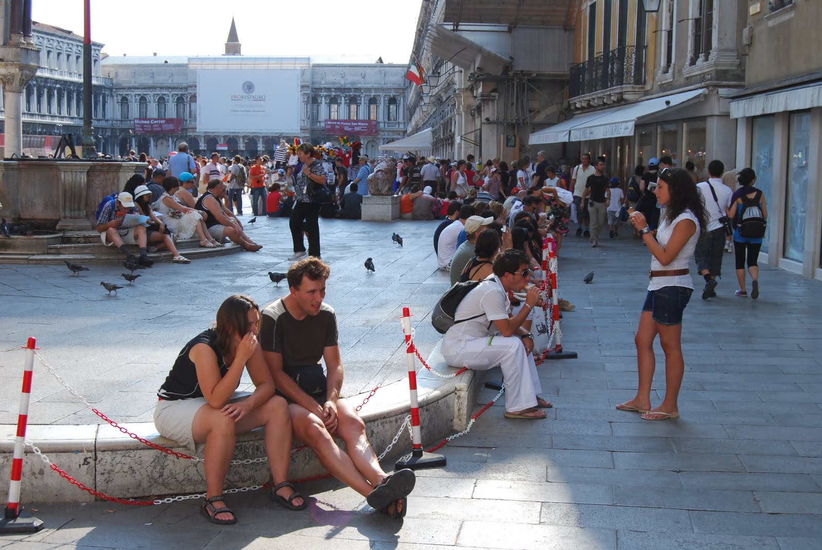 [turisti-seduti-san-marco.JPG]