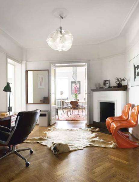 [despacho+con+alfombra+oso+polar+sillas+panton+naranja+y+lámpara+nylon+vintage.jpg]