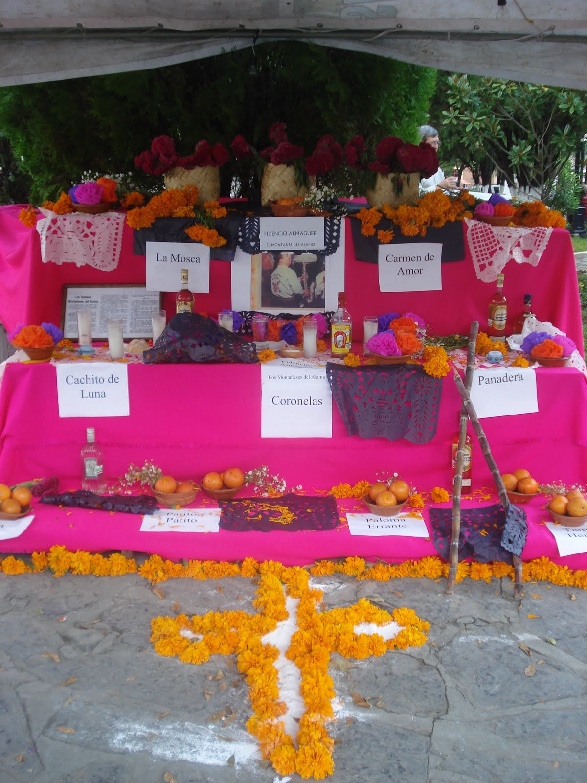 [altar+de+muertos.JPG]