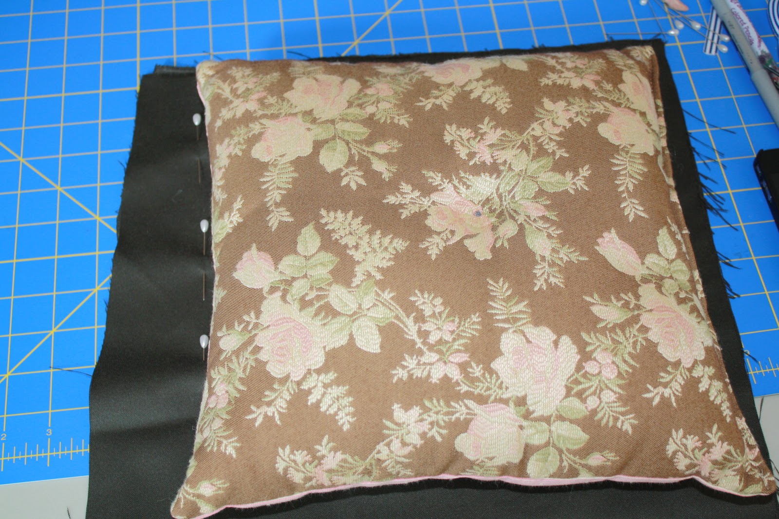 Grosgrain Technique Tuesday 5 Minute Simple Pillow Tutorial