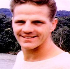 [225px-Jim_Elliot.JPG]