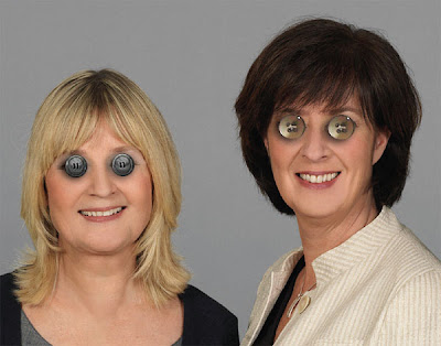 Mona Sahlin och Marita Ulvskog har knappar som ögon på just den här bilden.