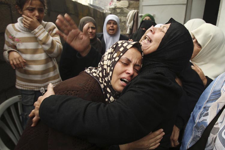 [Frauen+weien+um+Tawfiq+Qanan,+der+am+Dienstag+bei+einem+Angriff+der+israelischen+Luftwaffe+getötet+wurde..jpg]