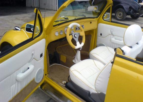 Fusca Conversivel Fusca Amarelo com o Interior branco e Volante Esportivo