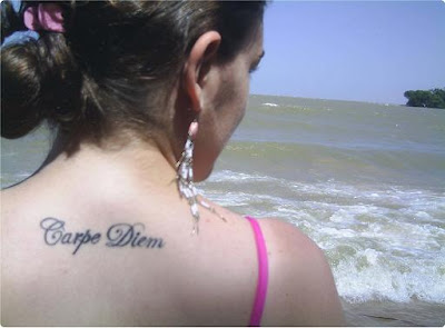 Tatuagem Carpe Diem em Mulher