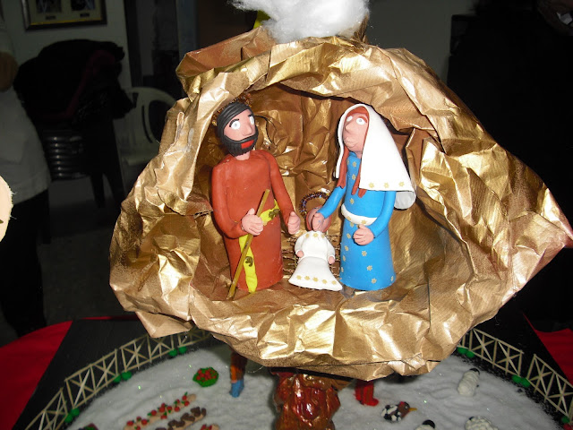 María, José y el niño dentro de una pequeña cueva de papel