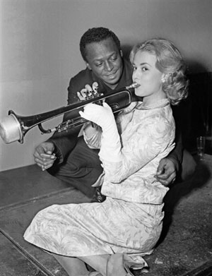Miles Davis e Jeanne Moreau - Clique aqui para baixar a tilha do filme Ascensor para o Cadafalso!