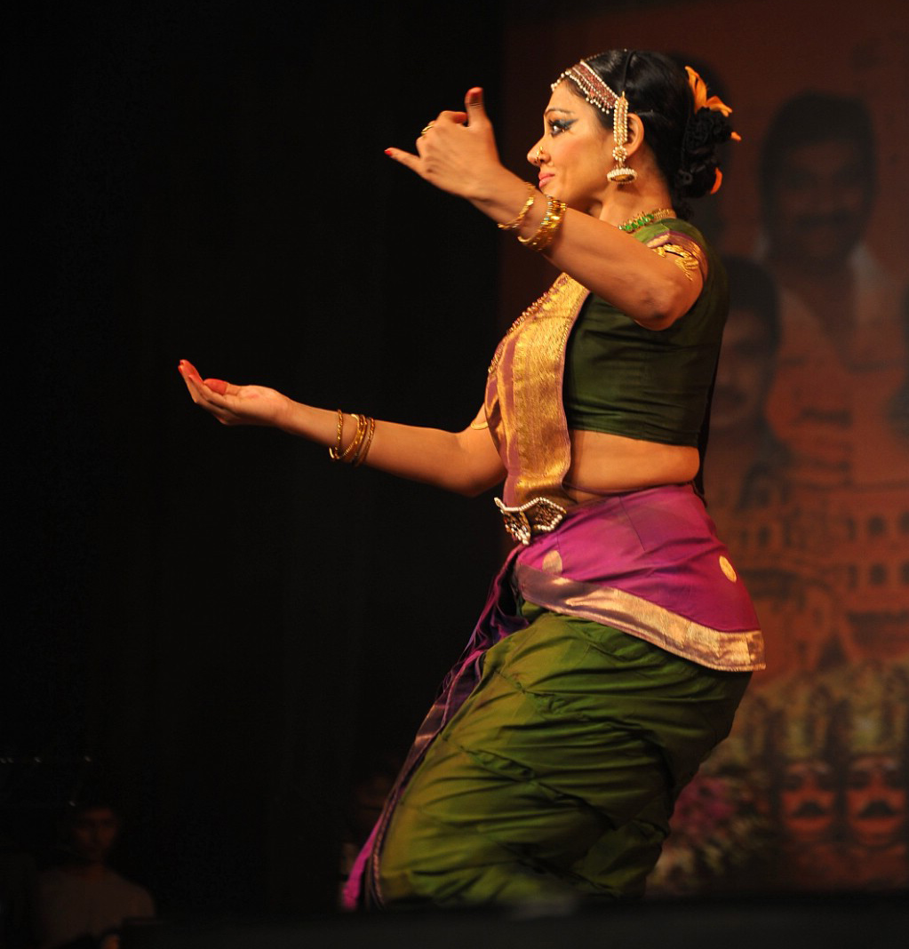 actress shobana hot navel in dance.