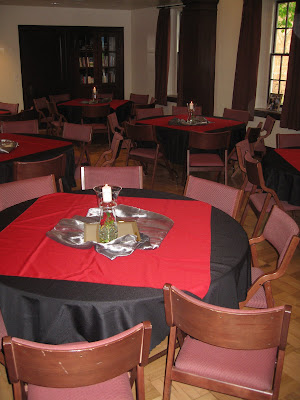 another view of the centerpieces and tablecloths 90 round black 45red