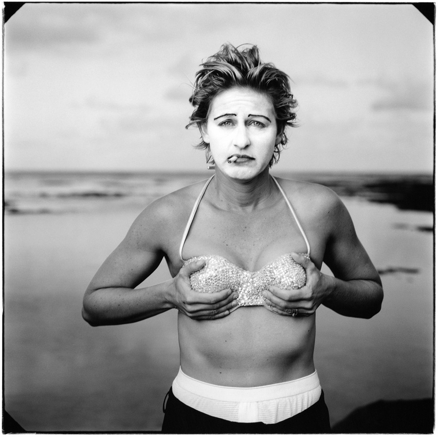 ellen degeneres grabs breasts Ellen degeneres grabs breasts
