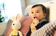That's baby Mason! CUTEST THING EVER! He's even the MC of the Korean show . baby mason 