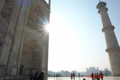 Twinkle of the sun around the structure of the Taj Mahal