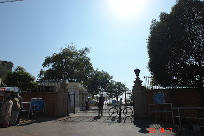 The closed entrance to the Birla Temple in Jaipur