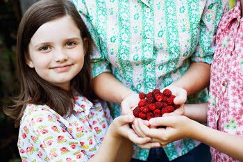 [kid_with_rasberries.jpg]