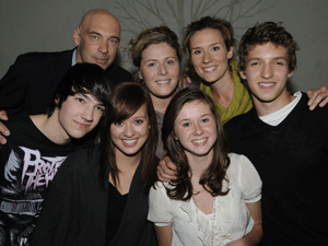 The cast of the film. Back row from left to right: Pierre Gendron, Valérie Blais and Édith Cochrane. Front row from left to right: Jérémie Essiambre, Geneviève Chartrand, Marianne Verville and Aliocha Schneider.