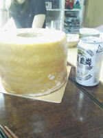 缶ビールより大きい高さ１５cmのたねや・クラブハリエバームクーヘンの巻。