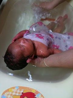 ベビーバスタブで小さい娘の入浴タイム