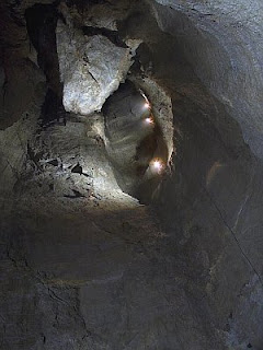 http://4.bp.blogspot.com/_8gSVuWV9YSo/SSPo6gA0QQI/AAAAAAAAACc/nWfO4LH27_o/s320/jeskyne_krubera_voronja1.jpg