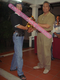 ArahMan7 receiving his prize from the Academician