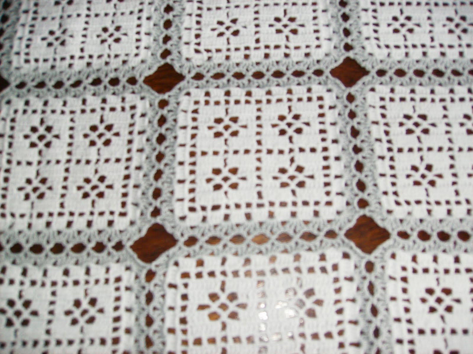 Amostras+De+Rendas+E+Bordados Esta toalha é composta por 169 ( 13*13) quadradinhos de crochet, a ...