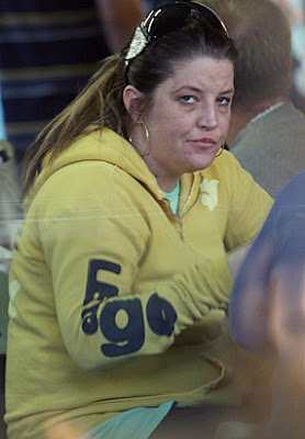 lisa marie presley looks terrible without micheal jackson and blanket