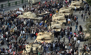 Egyption rioters among the tanks