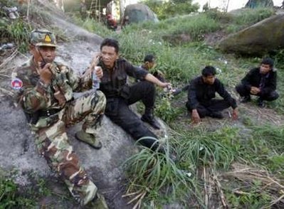 [Khmer+soldier+07+08-10-15+(Reuters).jpg]