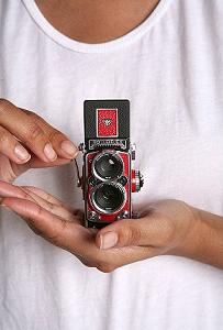 [Rolleiflex_digital_camera-thumb-203x300[1].jpg]