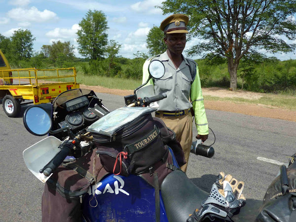 Zimbabwe und die Weissen: 20 US$ bitte wegen speeding. Angeblich 93 statt 80 km/h