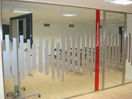 DECORACION VINILO ACIDO OFICINAS BANCO POPULAR