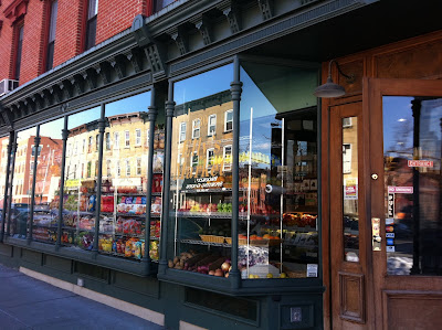 Are grocery stores open tomorrow in montreal