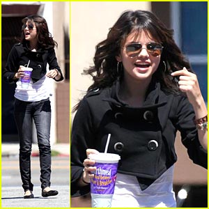 Selena Gomez Facts on Looks De Selena
