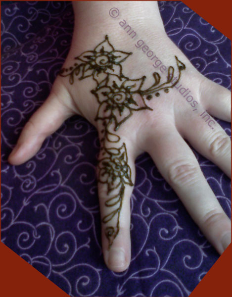 This simple henna tattoo is a modification of a design by Kim of Hasina 