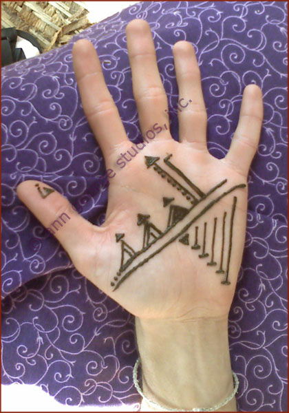 good choice for men who want the experience of henna tattoo This design