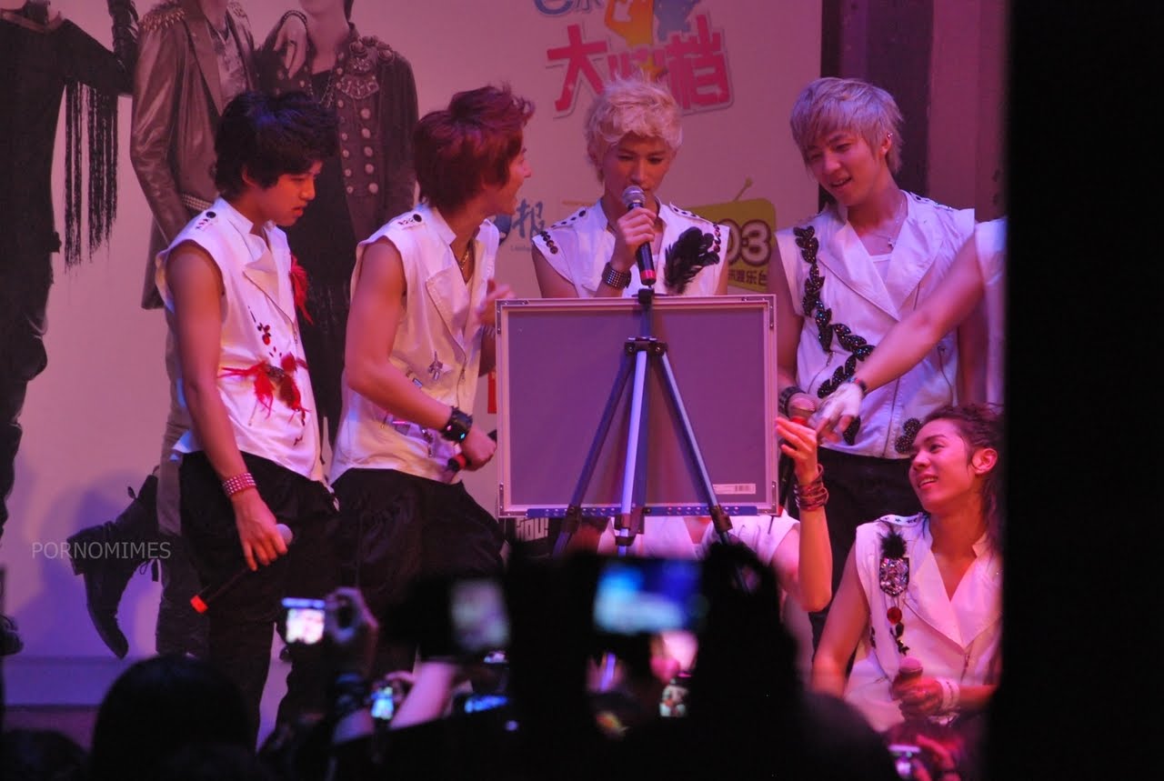 Donghonatics [PHOTOS] 100621 UKiss Singapore Showcase part 3