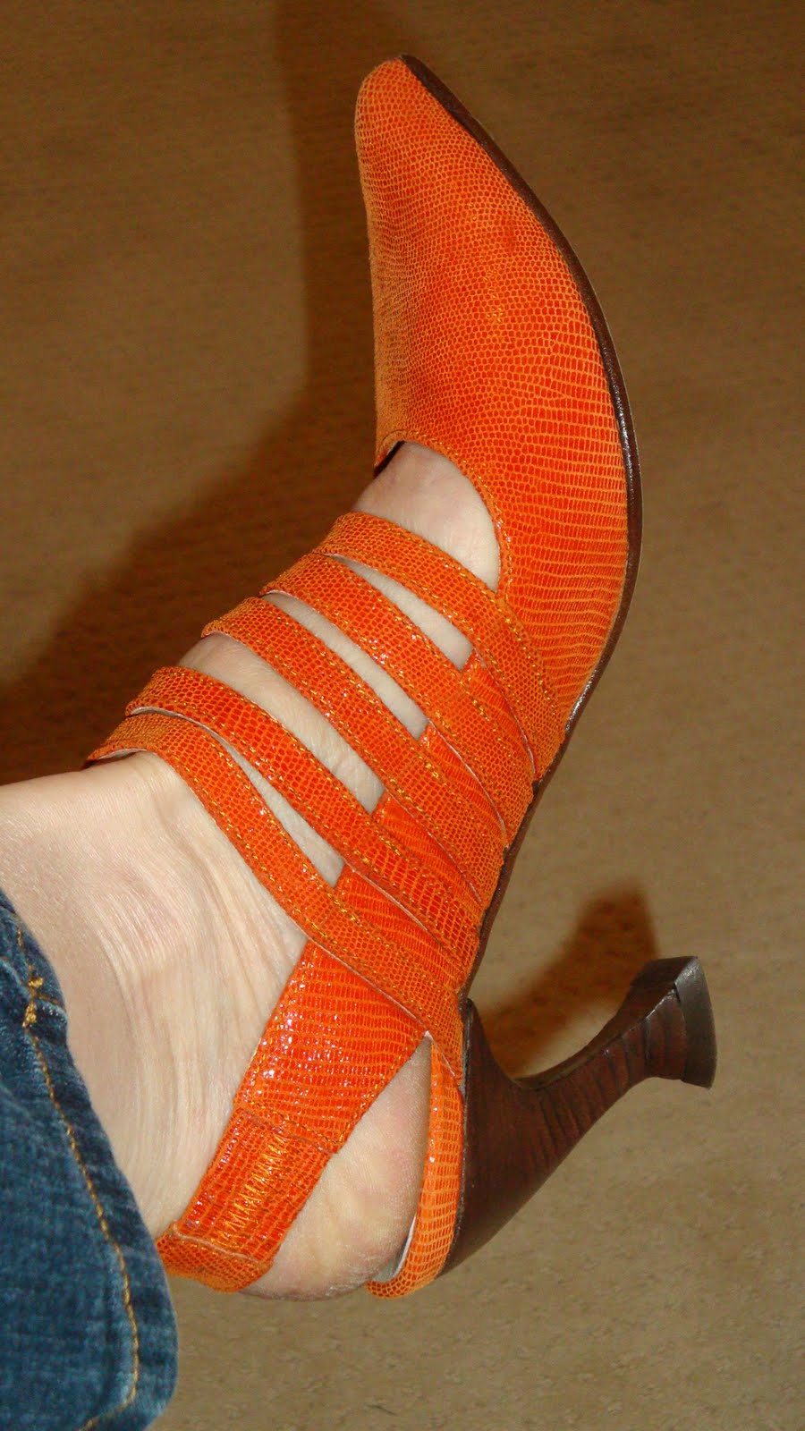 Enfin, je presente les chaussures oranges! une femme d'un certain âge