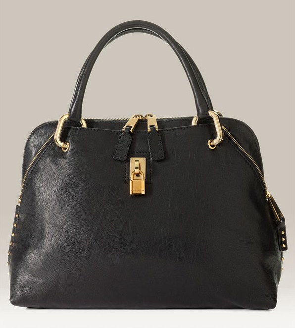 Minimalist Accessorizing for Maximum Impact Day Bags une femme d'un