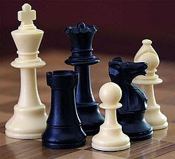 O cenário amarelo vibrante enquadra o tabuleiro de xadrez e suas
