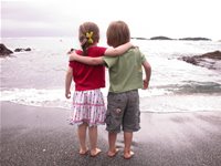 [F-165-Niños-abrazados-mirando-el-mar.jpg]