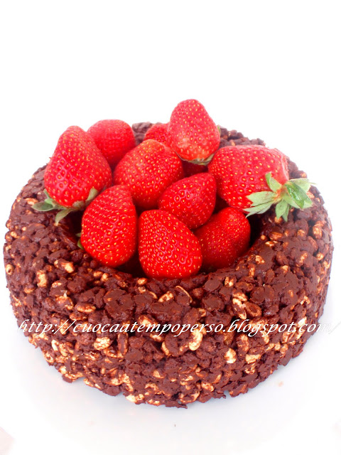Corona di riso soffiato cioccolato mou e fragole Corona di riso soffiato cioccolato mou e fragole