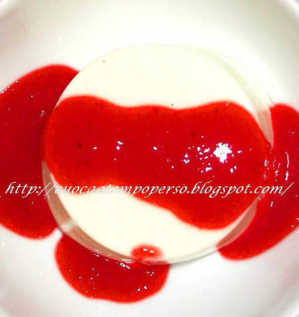 bianco mangiare o panna coppa con salsa di fragole bianco mangiare o panna coppa con salsa di fragole