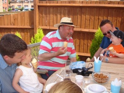 [3-family-icecream.JPG]