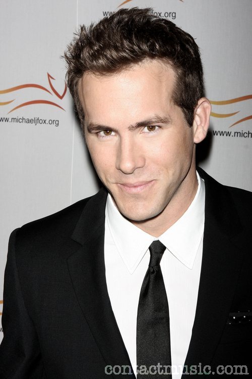 hot 2011 Ryan Reynolds and ryan reynolds bodybuilding. hot 2011 Ryan Reynolds and