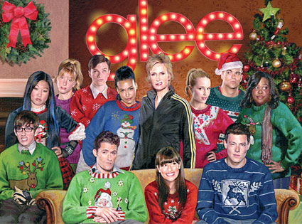 Lots of holiday colors for Glee's Christmas card in which the entire cast 