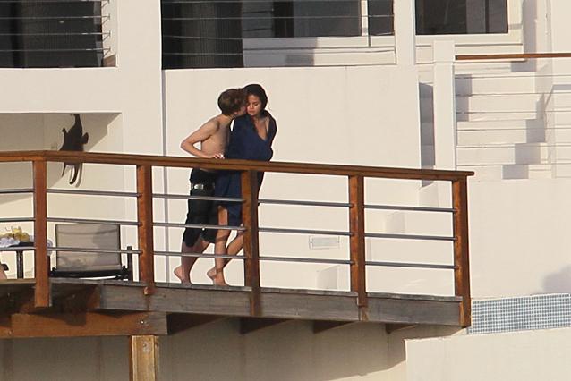 Selena Gomez and Justin Bieber are kissing on a yacht in St. Lucia Selena Gomez and Justin Bieber are kissing on a yacht in St. Lucia