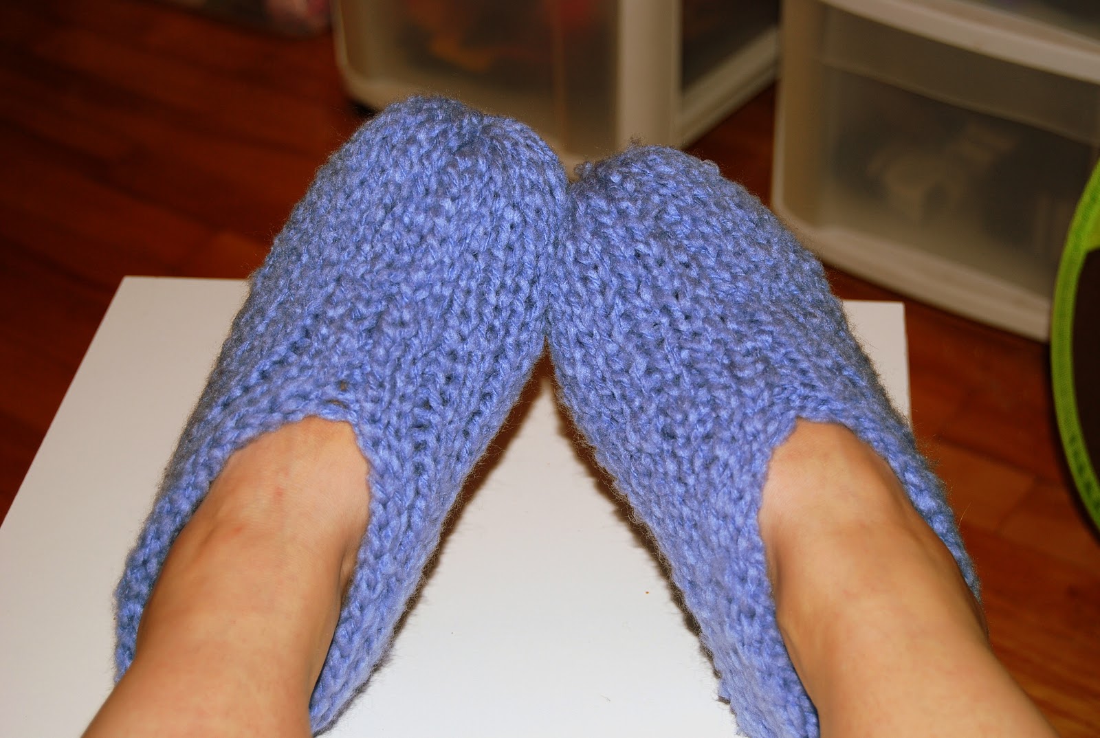The Art of [being] MissKoolAid Loom knitting slippers Tricotiner des