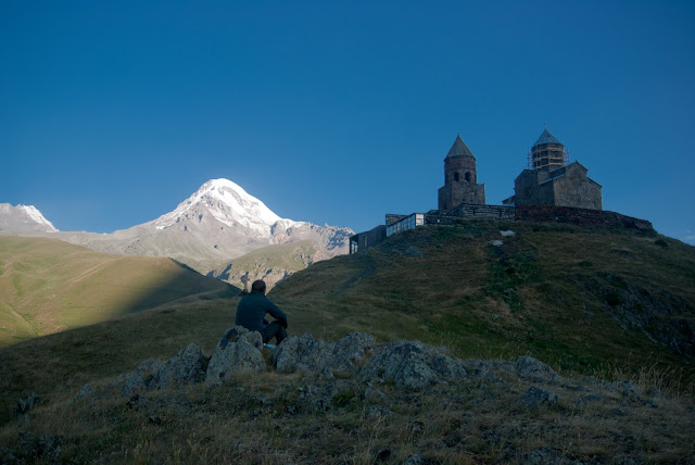 Казбек,церковь Цминда Самеба и молящийся альпинист